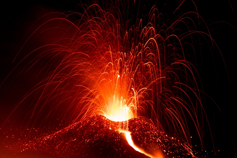 Forte attività esplosiva e fontane di lava al Monte Etna, Italia