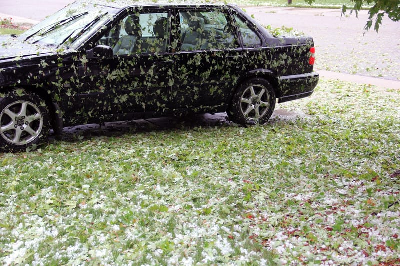 Grandinata estrema a Locarno causa feriti e danni alle auto