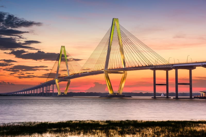 Charleston colpita da ondate di tempesta mentre Idalia continua a flagellare il Sud-Est