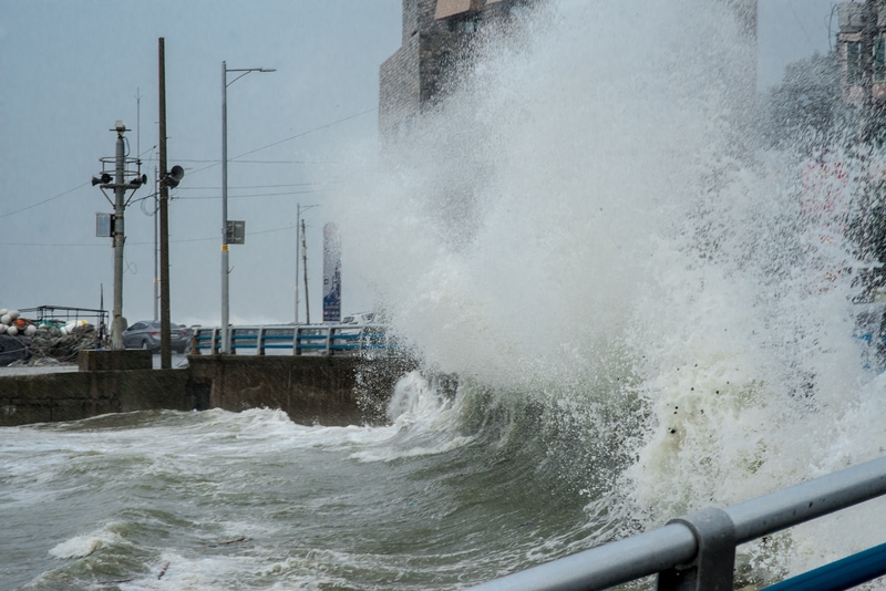 Venti potenti, piogge incessanti, alluvioni e frane previsti dopo l’arrivo del tifone Lan vicino a Osaka, Giappone.