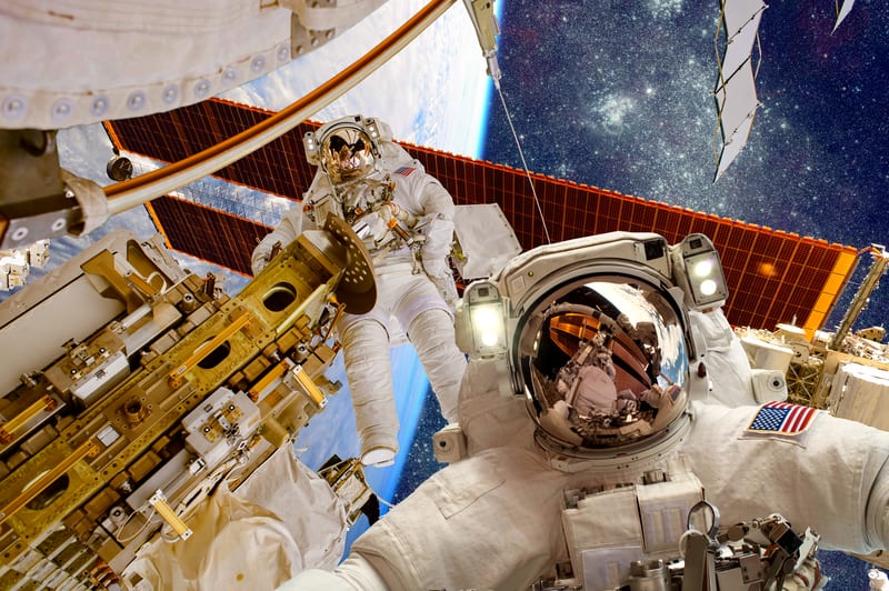 La navicella Dragon di SpaceX si aggancia alla ISS – L’equipaggio della missione 69 accoglie a bordo i membri del Crew-7 della NASA