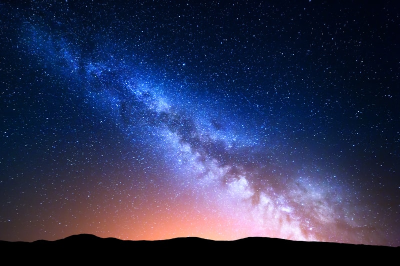 Tiro alla fune cosmico: la telecamera dell’energia oscura cattura galassie in preludio alla fusione