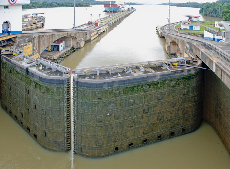 La siccità costringe il Canale di Panama a ridurre il traffico navale principale