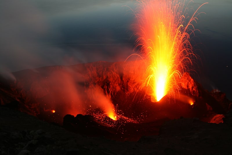 Eruzione massiccia al vulcano Stromboli in Italia, la lava straripa