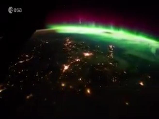 Vista mozzafiato dell’astronauta: Riflesso lunare, Aleutine vulcaniche e Aurora Boreale