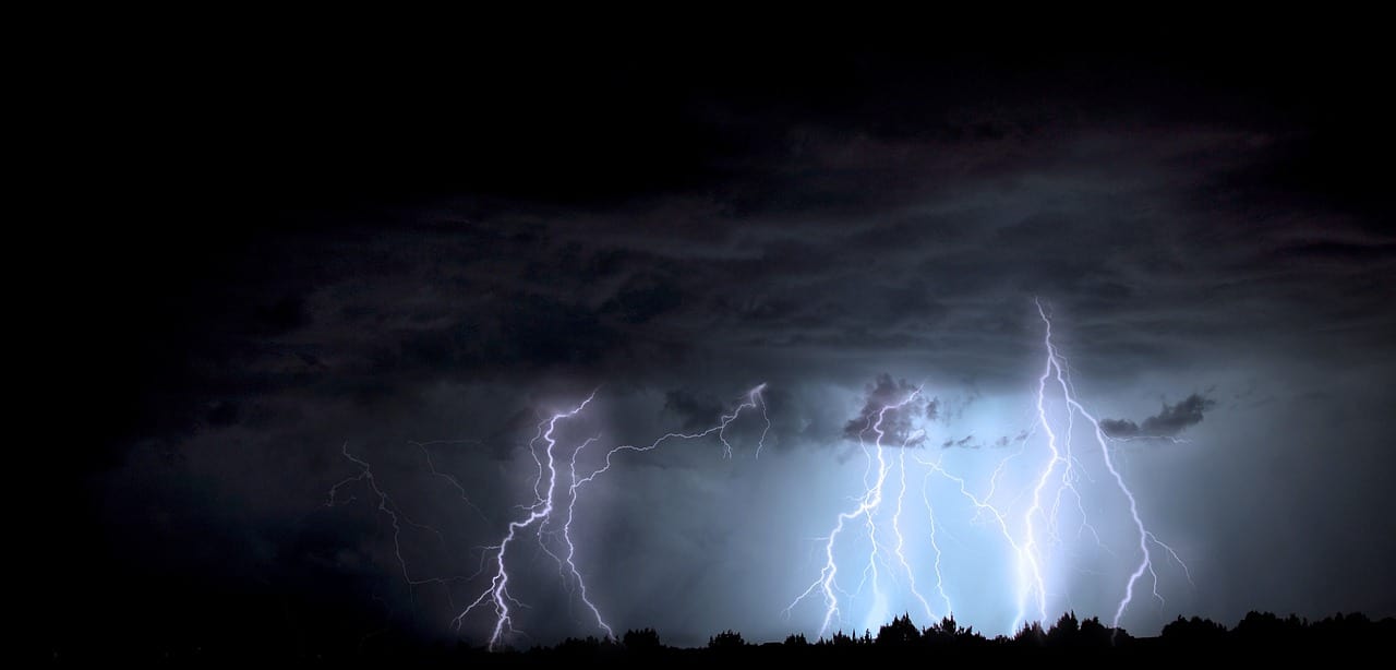 Immagine rara di un triplo fulmine catturata nel cielo notturno di Chicago