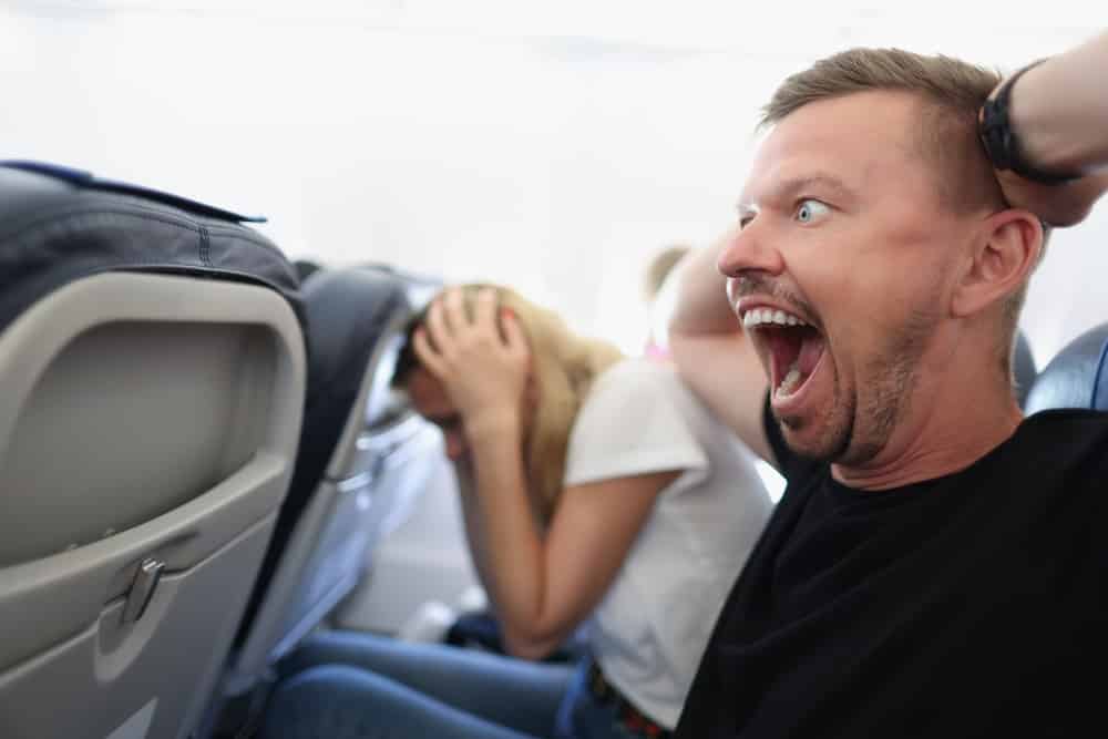Atterraggio d’emergenza per⁣ il volo Alaska Airlines 1288 durante ⁤la tempesta tropicale Hillary