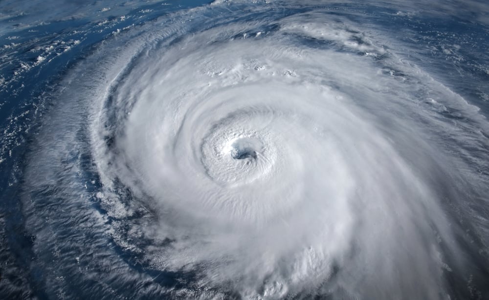 Franklin si intensifica a uragano tra gli Stati Uniti e Bermuda; persiste la minaccia di correnti di risucchio pericolose