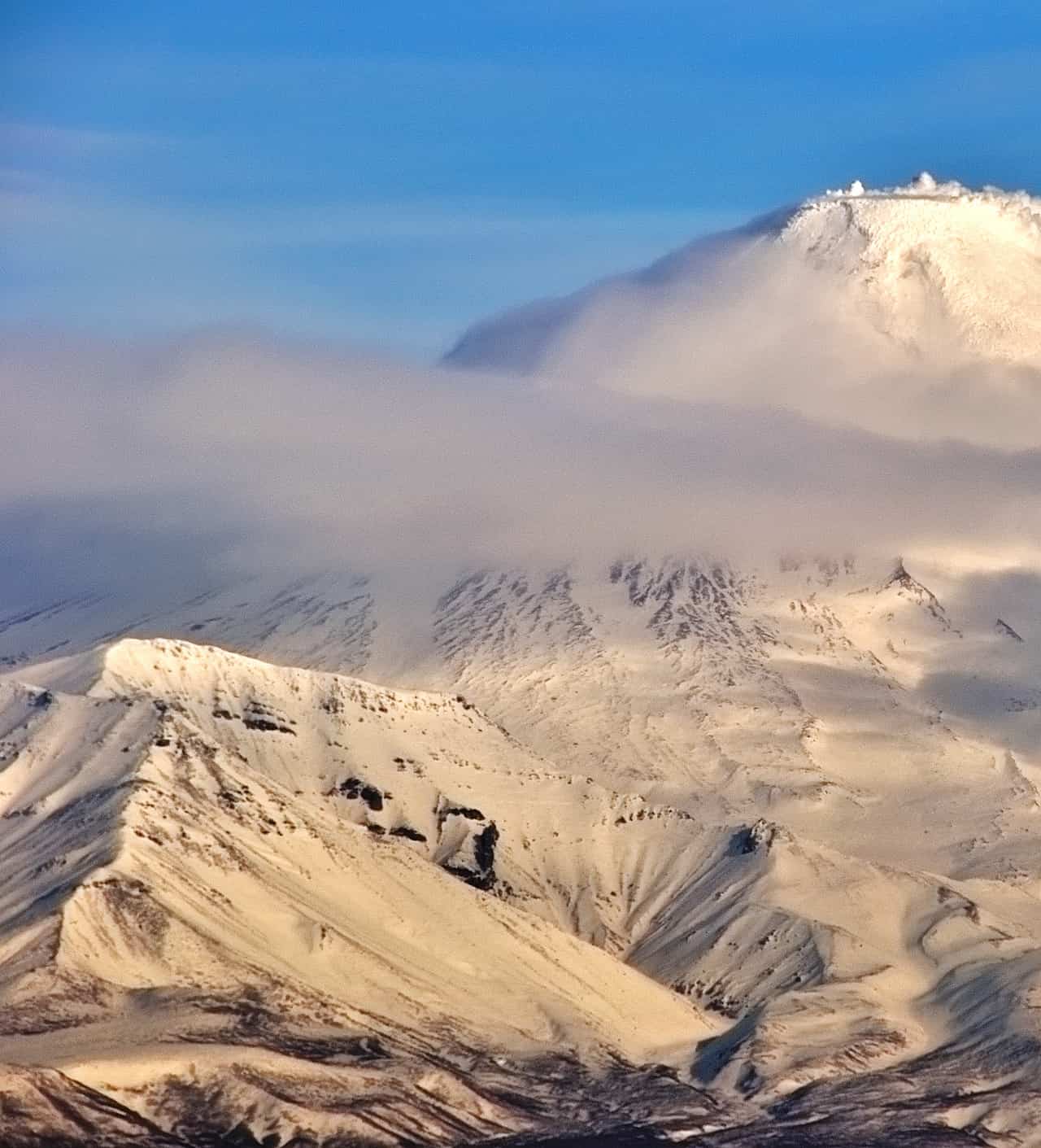 Eruzione esplosiva del vulcano Shishaldin in Alaska: nube di cenere raggiunge quasi 9.000 metri