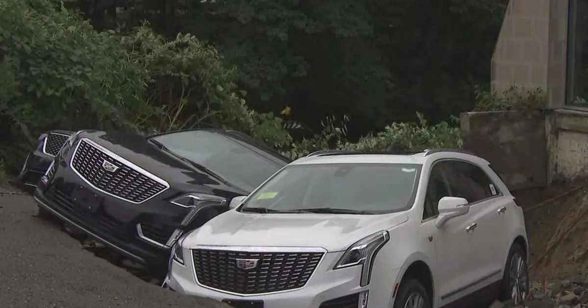 Un voragine in Massachusetts inghiotte 3⁢ Cadillac durante alluvione improvvisa