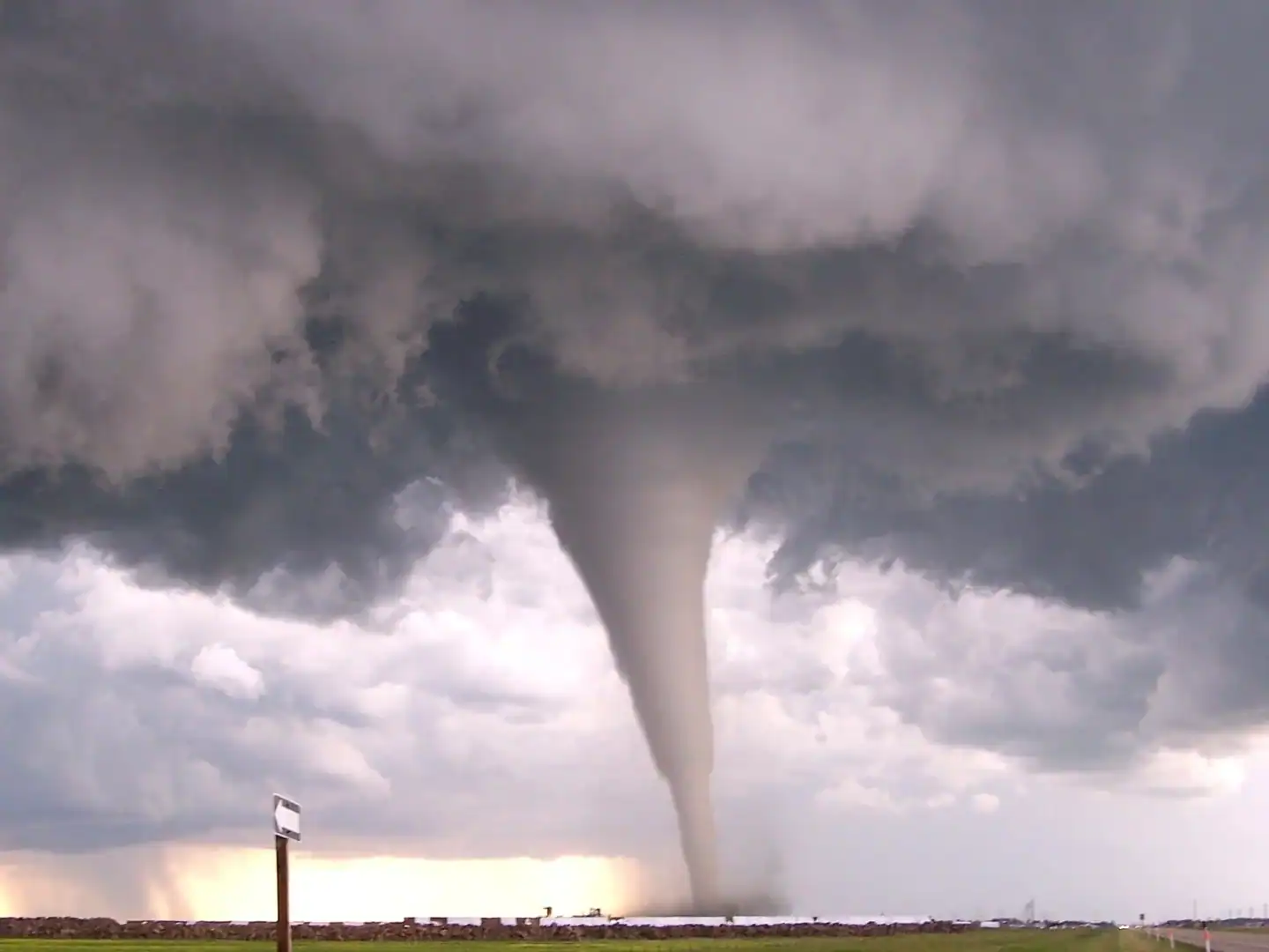Raro tornado che ha devastato la campagna francese