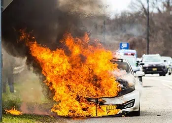Auto elettrica in Florida prende fuoco dopo essere stata inondata durante l’uragano Idalia, dicono i pompieri