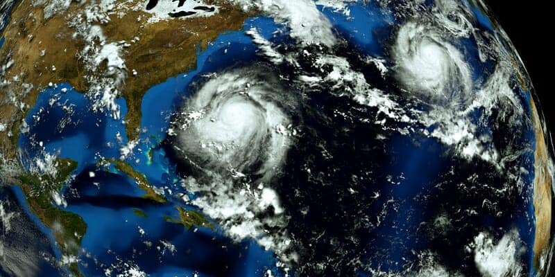 Immagine satellitare incredibile generata da doppio ciclone nell’Atlantico
