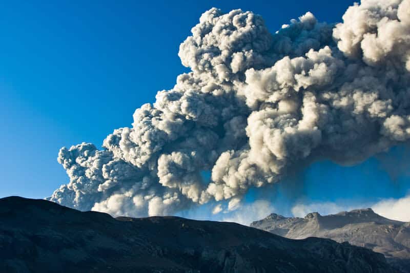 Emissioni intense di cenere dopo l’esplosione del vulcano Yasur a Vanuatu
