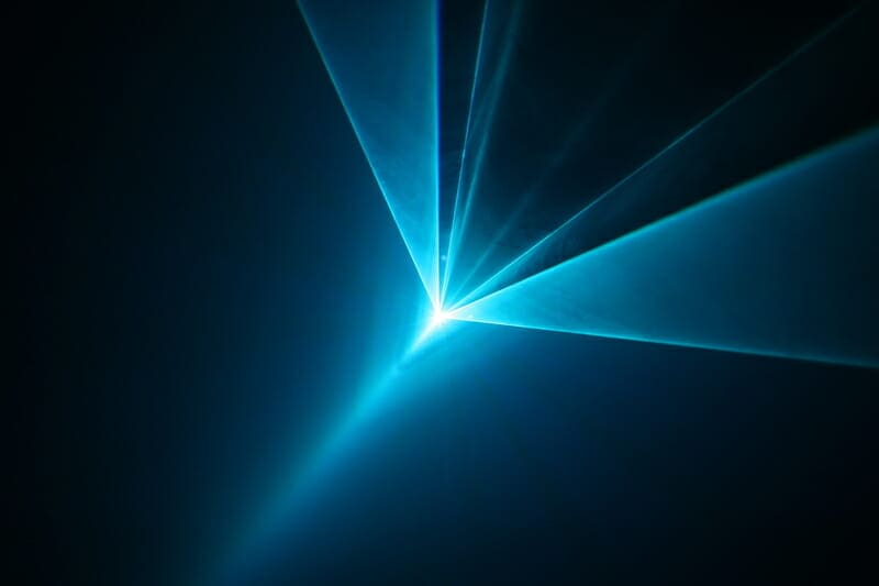 Controllo preciso del Qubit con Laser: avanzamento nell’elaborazione affidabile delle informazioni quantistiche