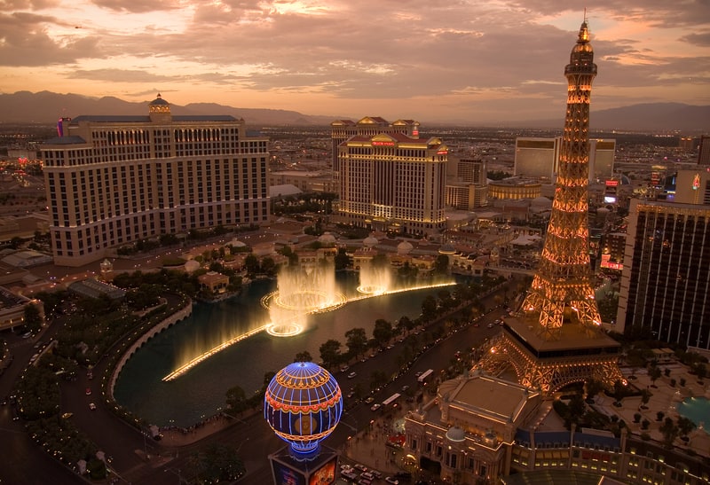 Strade di Las Vegas allagate a causa di temporali monsonici che provocano inondazioni improvvise