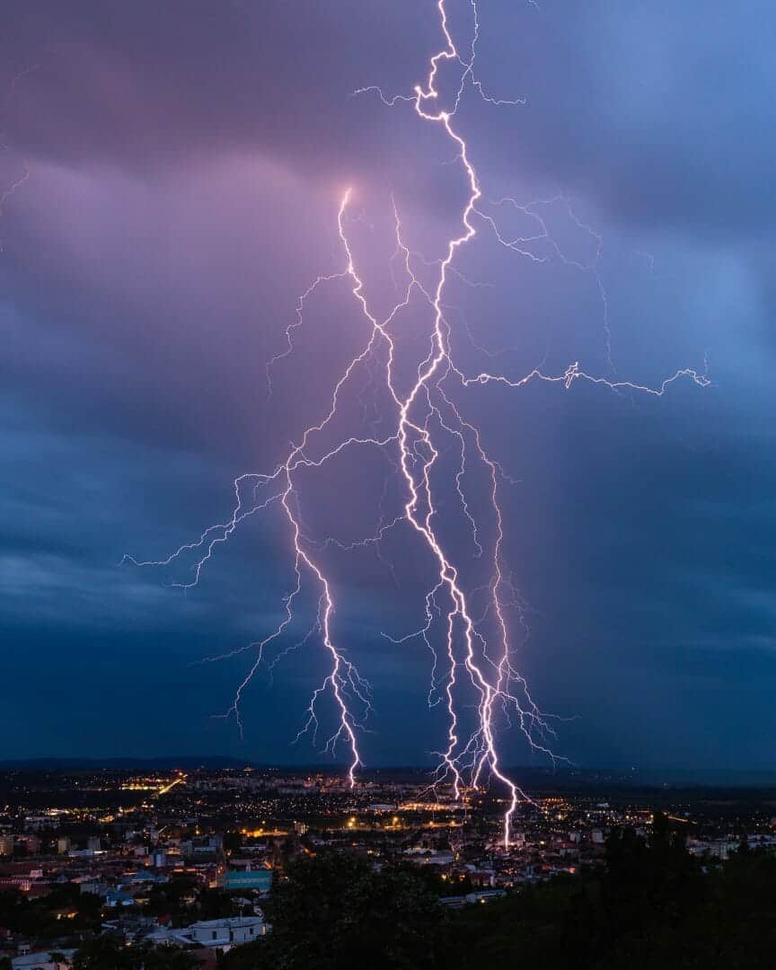 Ancora vittime colpite da fulmini. Come fare prevenzione-perché cadono i fulmini