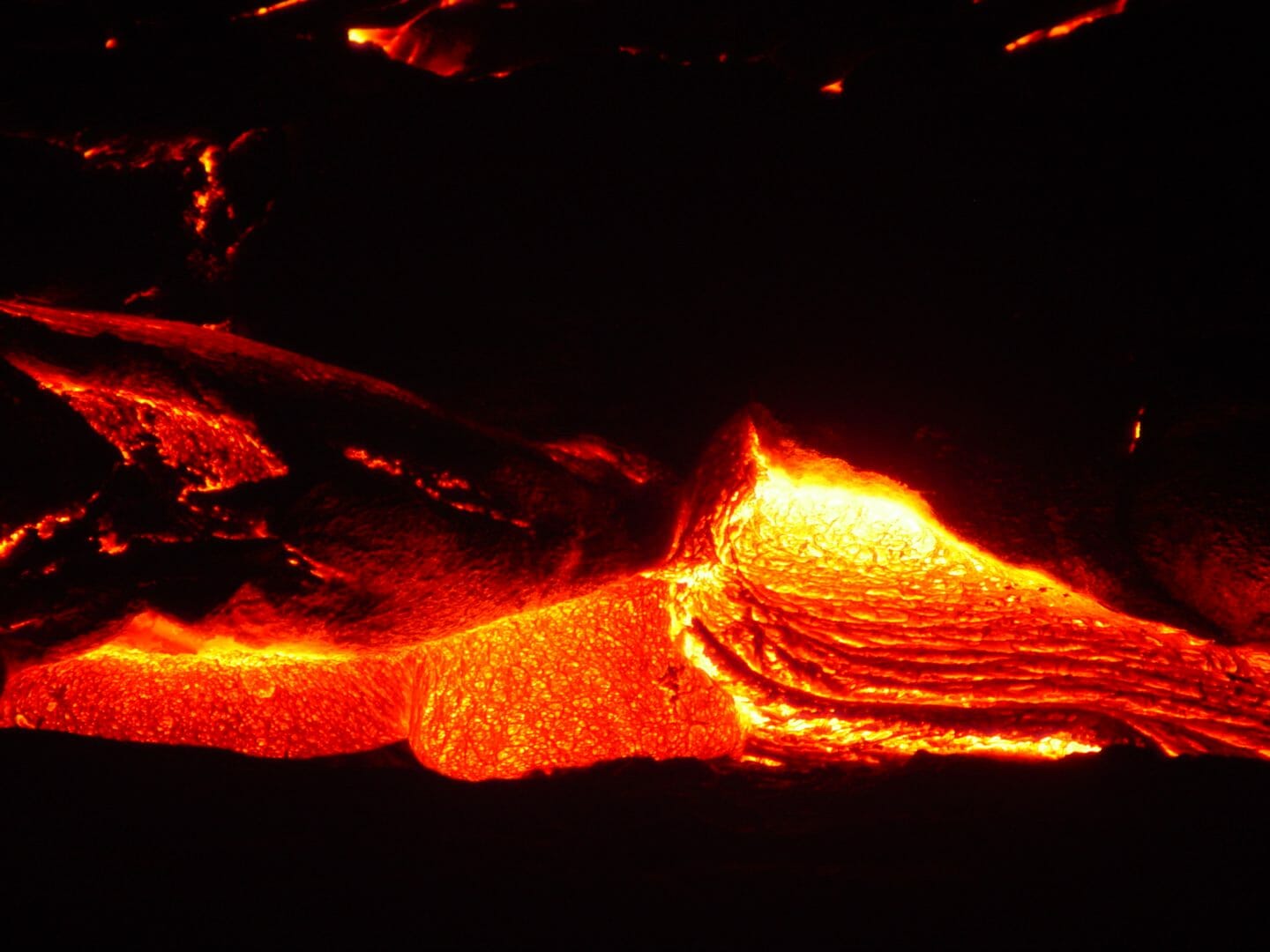 Eruzione del vulcano Kilauea a Hawaii mostra la potenza cruda della natura