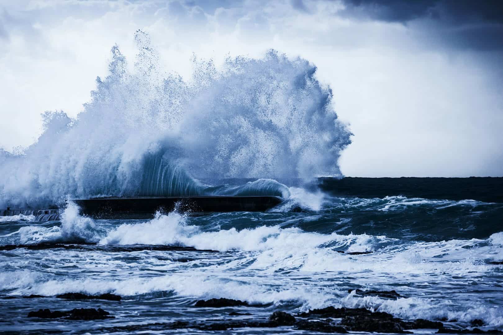 Ondata gigante colpisce un ristorante sulla spiaggia sudafricana, 12 feriti