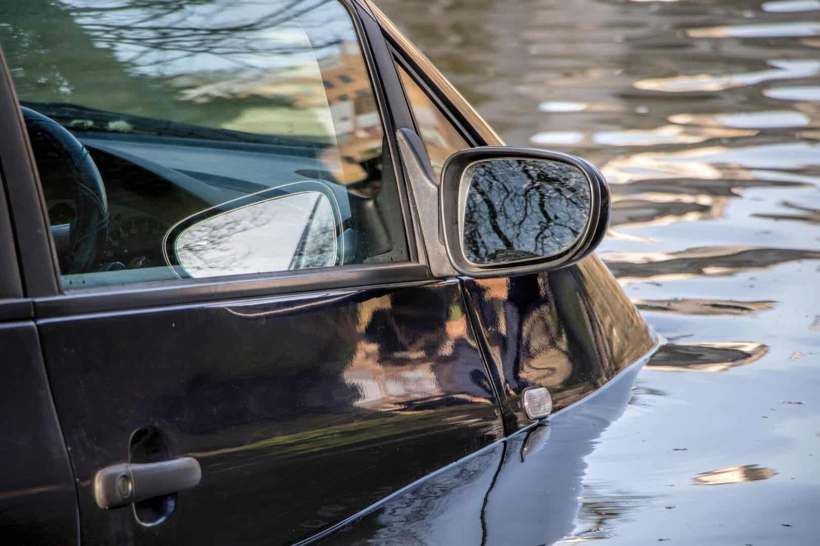 Atlanta salvano autista intrappolato in auto sommersa d’acqua