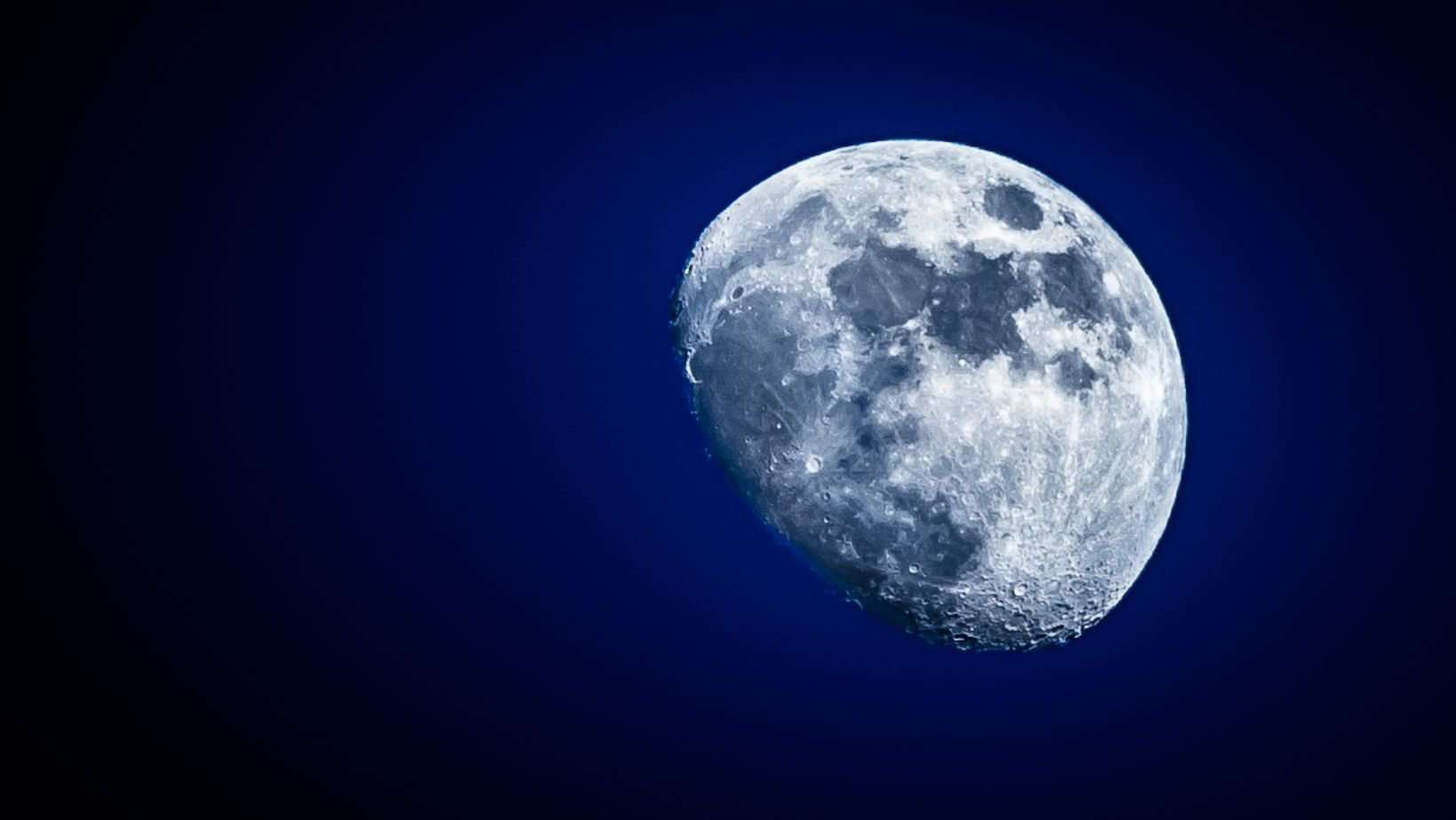 Lo spettacolo raro della super luna blu affascina gli osservatori di stelle in tutto il mondo con scene mozzafiato