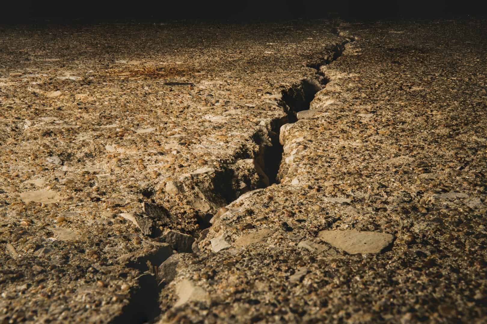 Negli Stati Uniti compaiono enormi crepe nel terreno. Svelato il mistero
