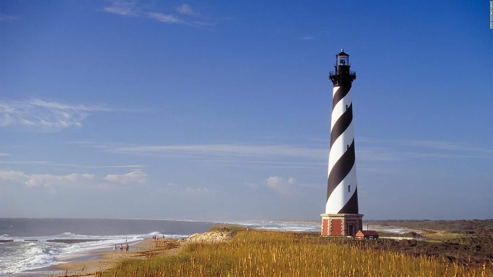 Il faro di Cape Hatteras battuto dall’uragano Lee