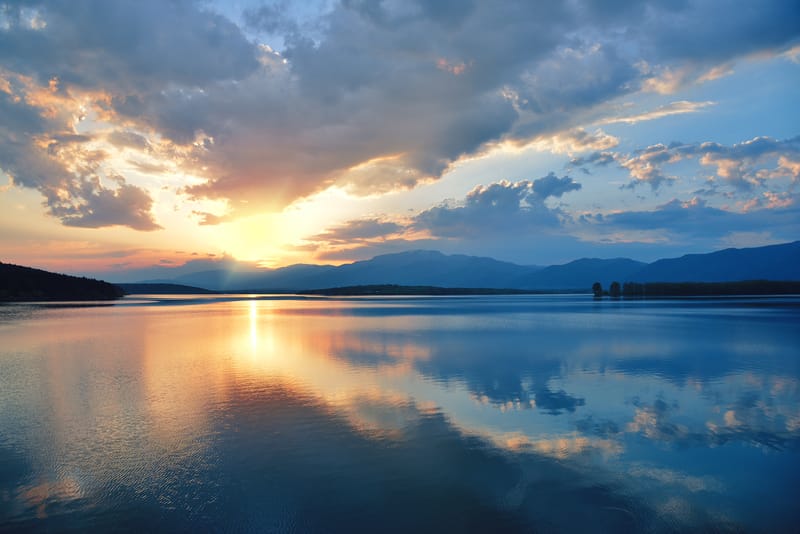 Insolita Desolazione: il più grande lago del Medio Oriente si trasforma in salina