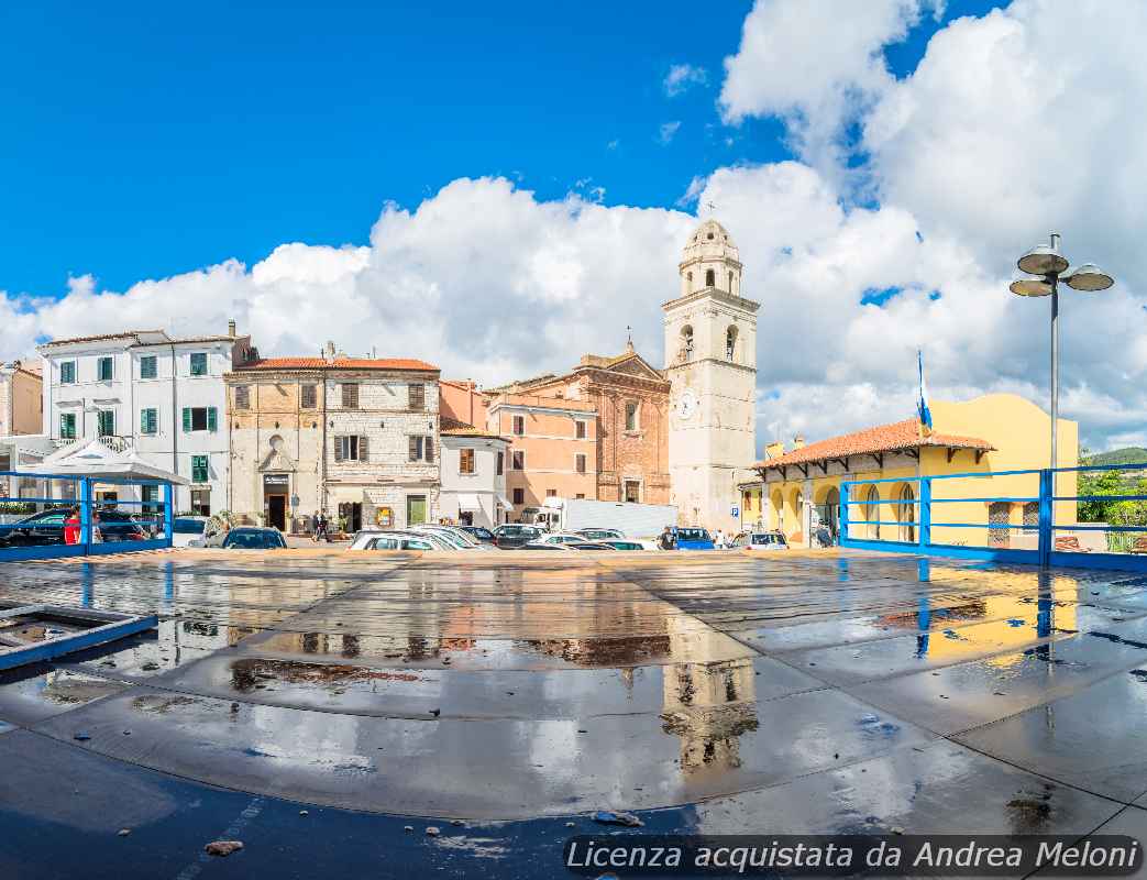 Meteo Ancona: nuvolosità e pioggia oggi, vento in arrivo, schiarite domani