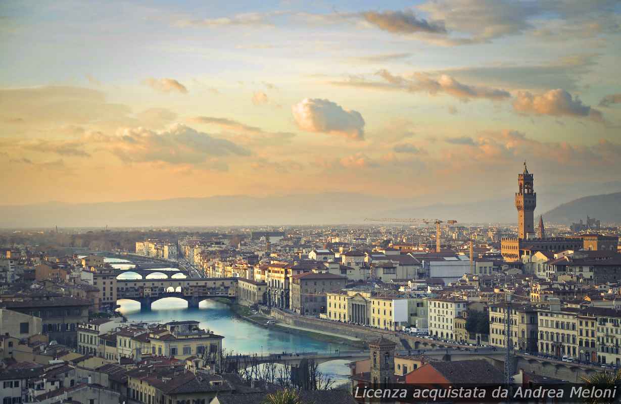 Meteo Firenze: nuvole e pioggia oggi, schiarite in arrivo