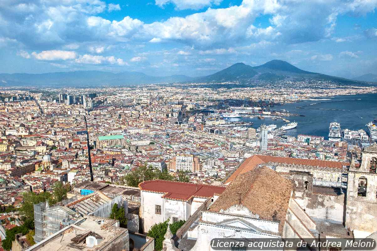 Meteo Napoli: oggi pioggia, domani sole e vento