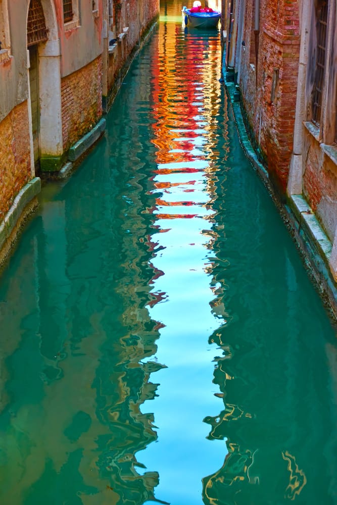 Manifestanti italiani per il clima tingono di verde il Canal Grande di Venezia