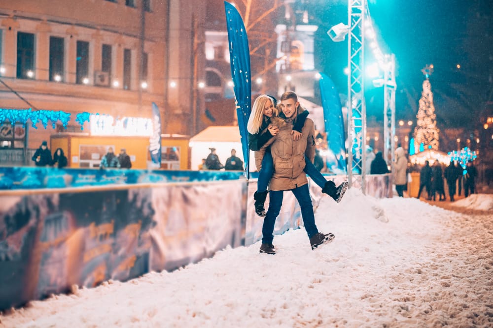Nevicata in Piazza a Bari Sardo Attrae Molti per l’Atmosfera Festiva