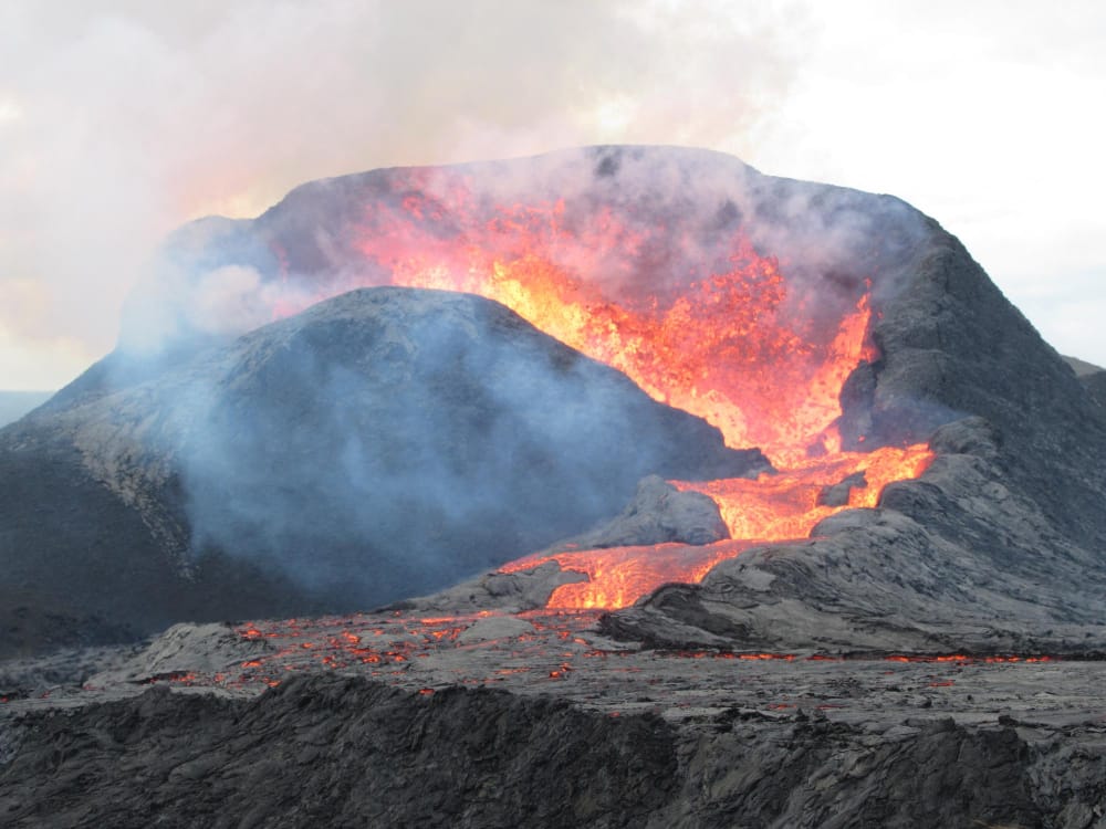 L’eruzione vulcanica in Islanda emette più CO2 dell’attività umana?