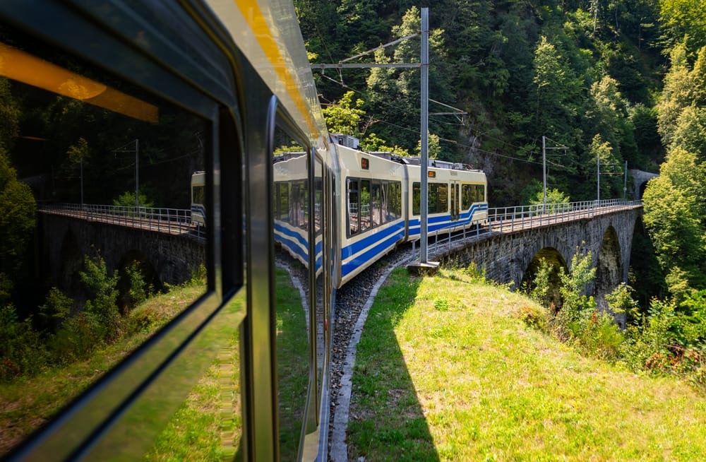 Viaggio in treno gratuito tra paesaggi invernali e borghi storici