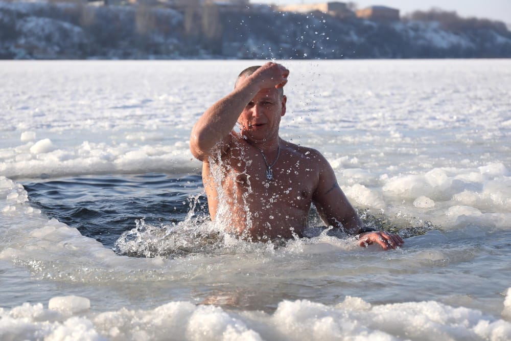 Nuotatori del Boxing Day sfidano il freddo prima della prevista “bomba di neve”