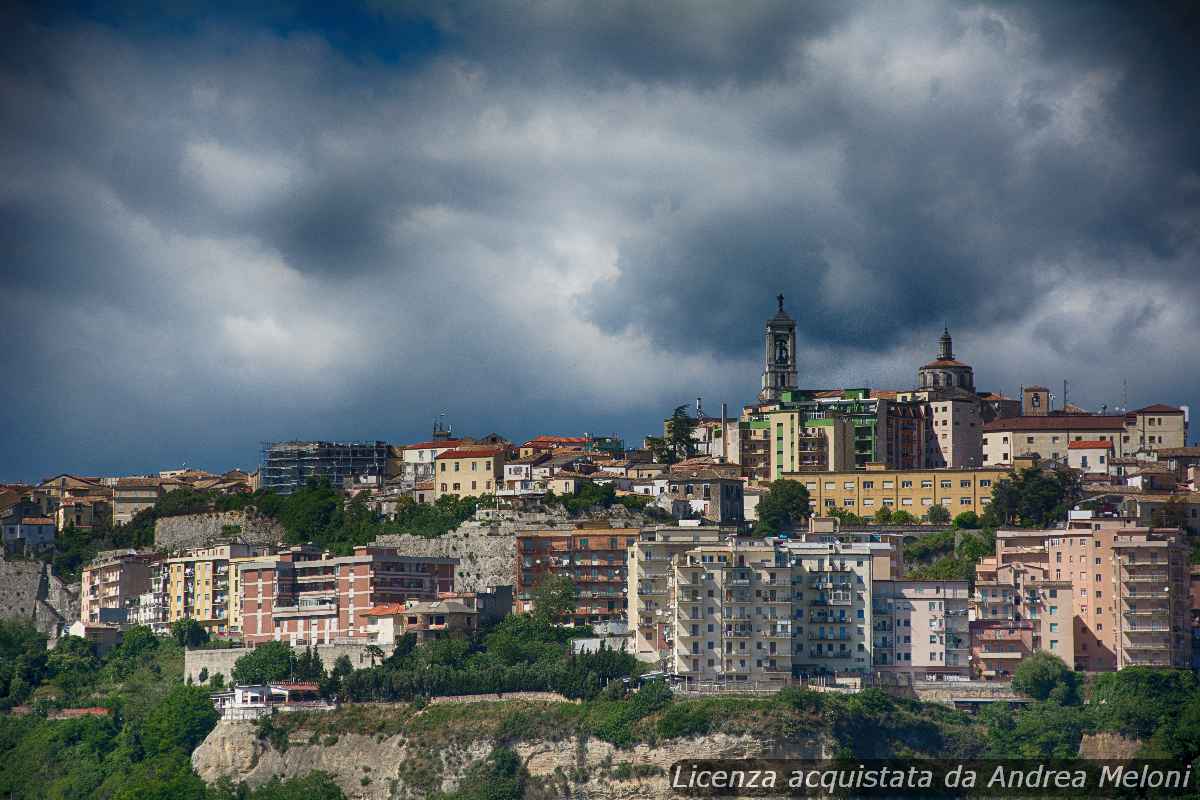 Meteo Catanzaro: sole e vento oggi, nuvole in arrivo domani