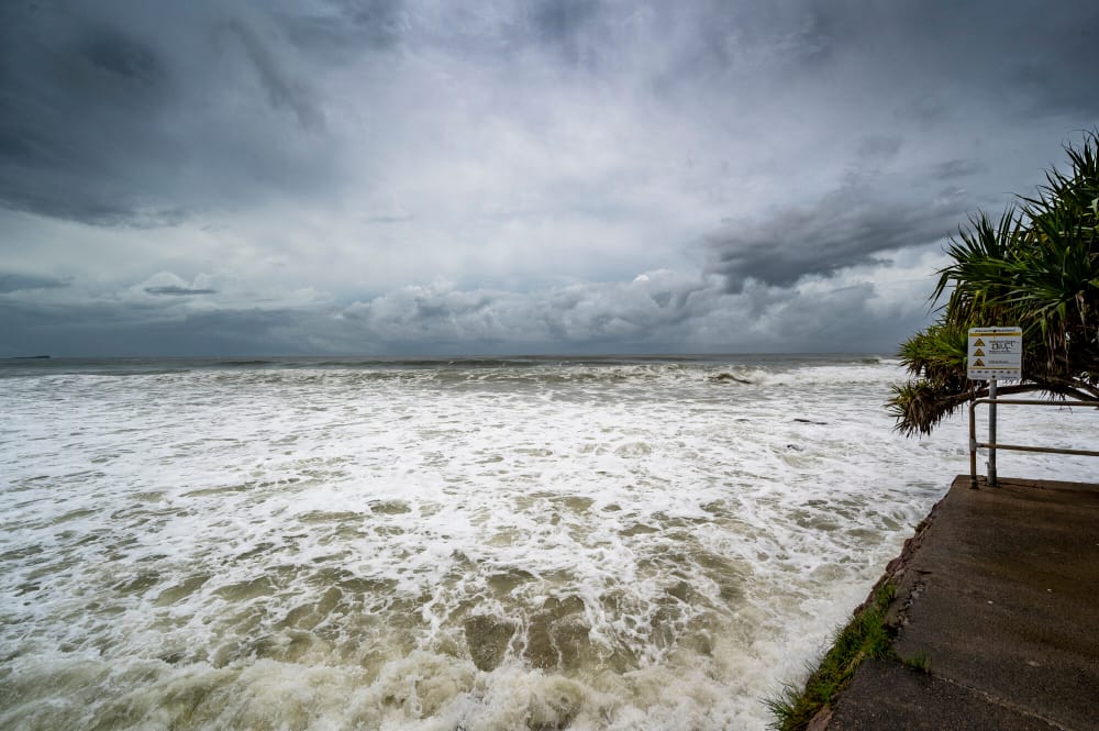 Ciclone tropicale Kirrily colpisce la costa il Queensland: rischio di alluvioni lampo