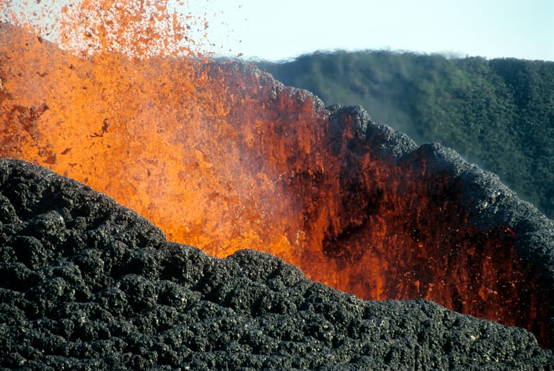 L’Islanda danza col fuoco: nuove fessure dipingono il paesaggio di fiamme