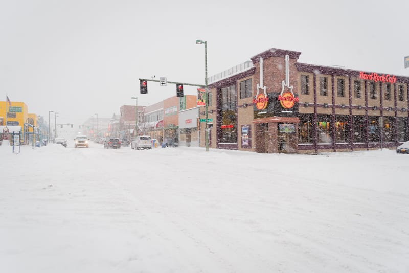 Anchorage registra storici 100 pollici di neve con ancora molto inverno in Alaska