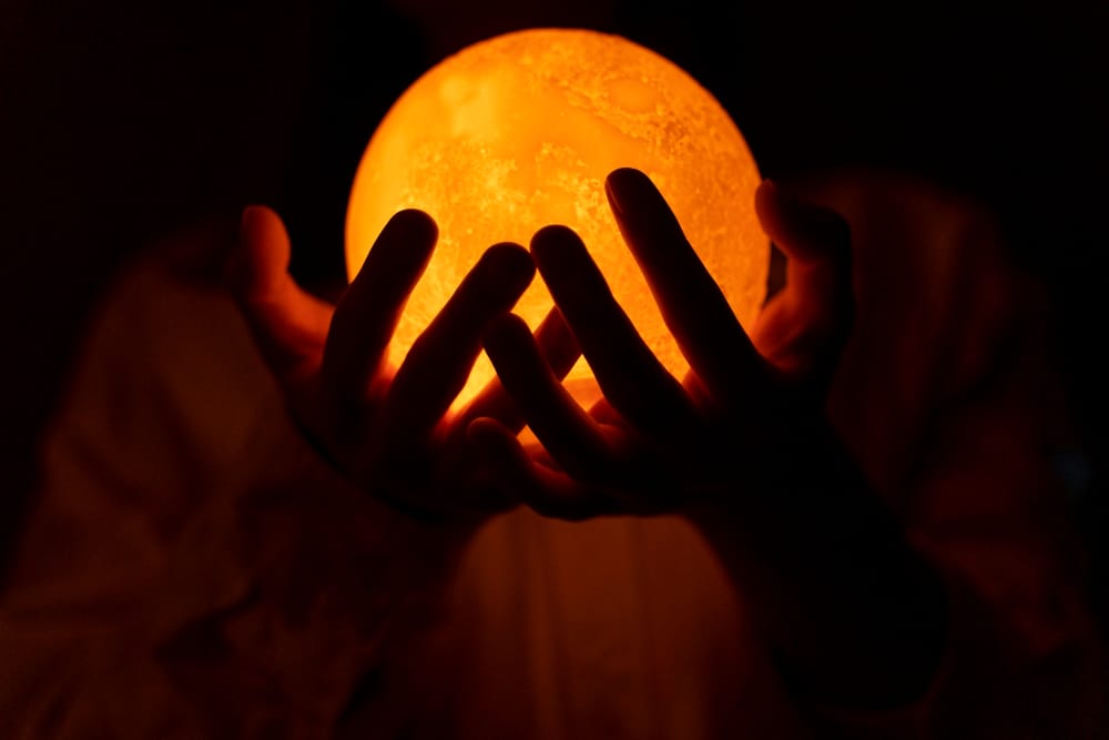 Mistero sotto il mantello: la verità nascosta della Luna