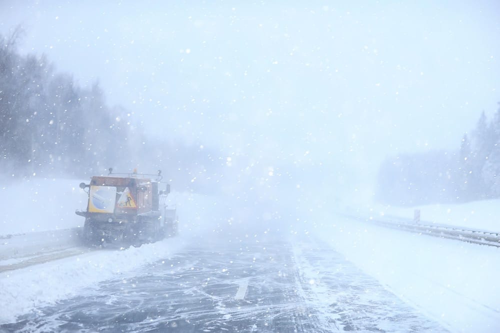 Caos neve in Svezia e Danimarca: migliaia di veicoli intrappolati sulle strade per 24 ore