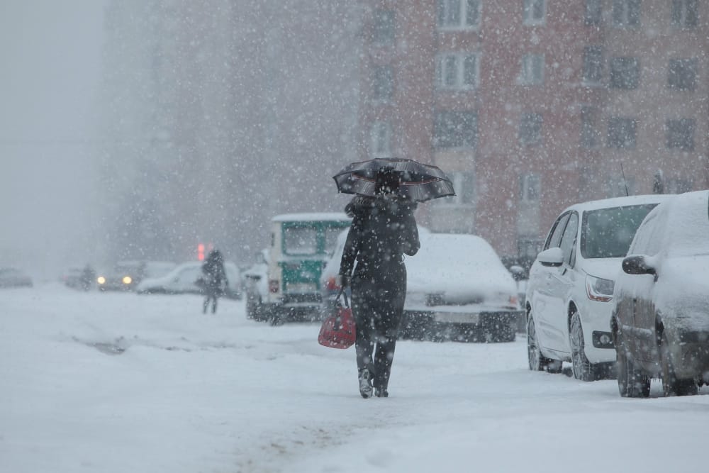 Tempesta invernale colpisce il Midwest e i Grandi Laghi con neve e vento, USA