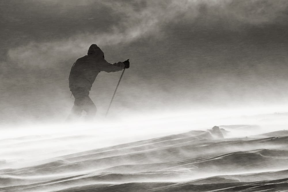 Forti tempeste di sabbia, blizzard di neve e temperature estreme colpiscono l’ovest della Cina