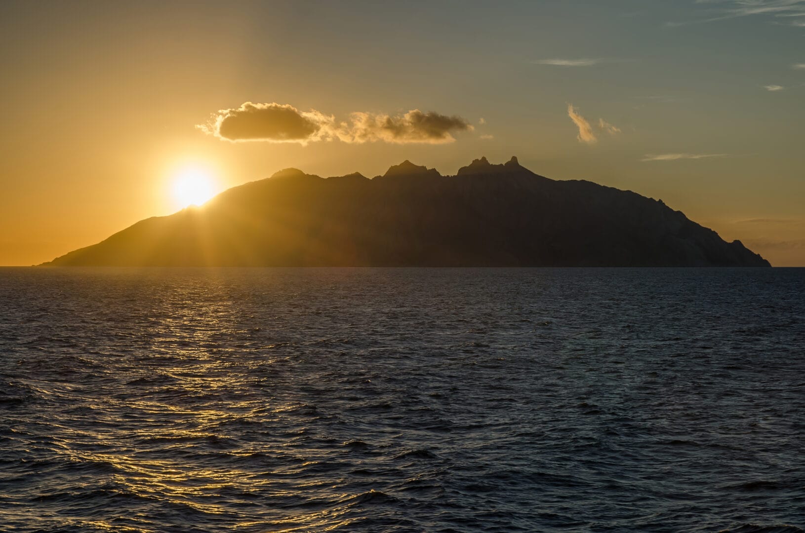 In Italia c’è un’isola misteriosa che si narra nasconda un tesoro. Facciamo un viaggio assieme