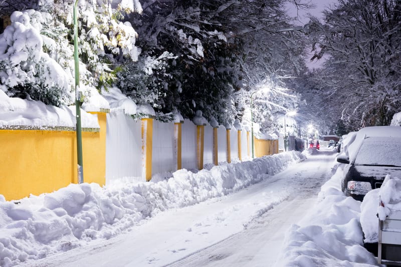 Forti nevicate colpiscono Tokyo, ferendo oltre 130 persone e causando caos nel traffico, Giappone