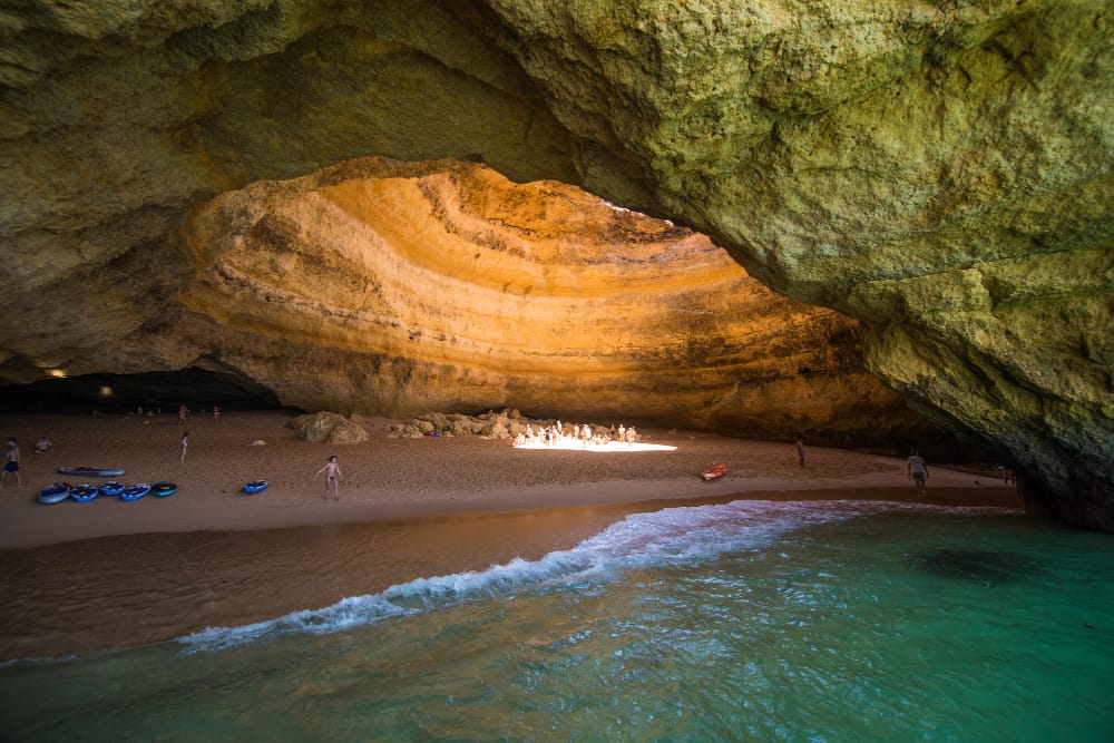 Meraviglie nascoste: un tour per le grotte più incredibili al mondo