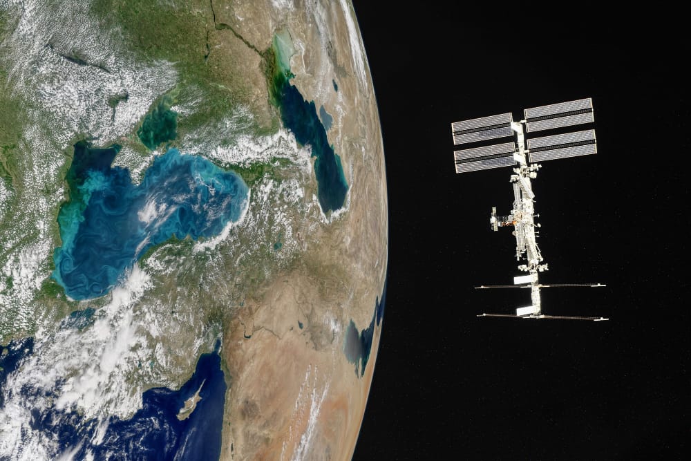 Un satellite grande come un bus si schianterà nell’atmosfera terrestre: c’è da preoccuparsi?