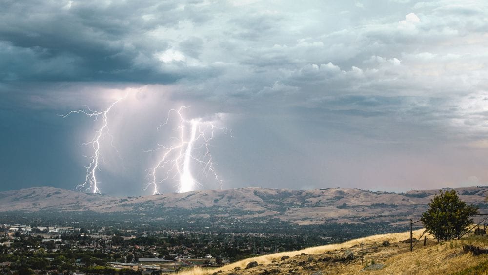 Perturbazioni a raffica in California: attesi forti temporali, neve sui monti e possibili tornado