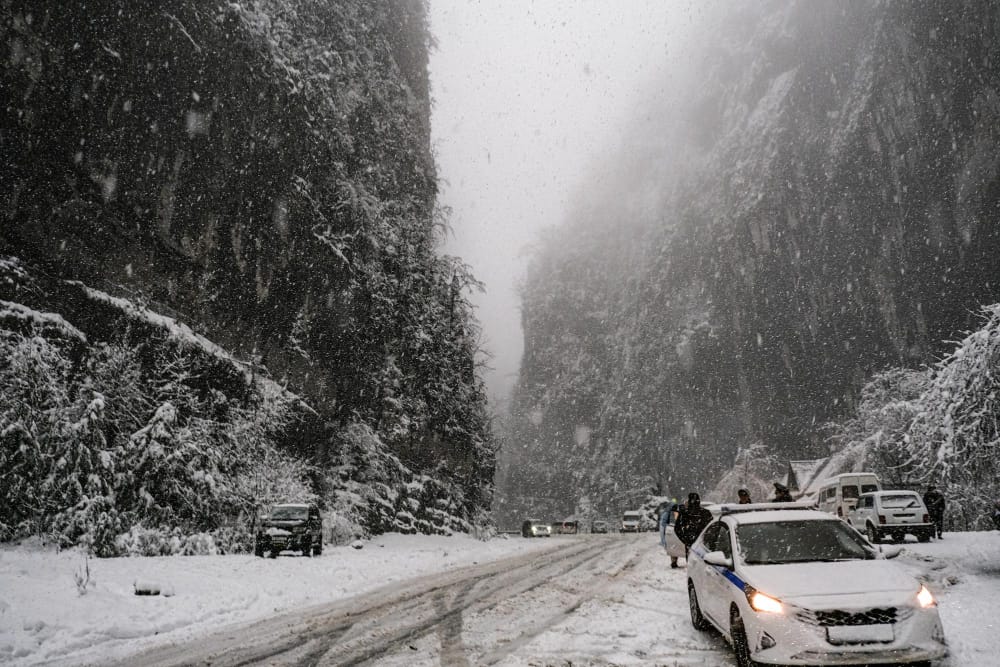 Previsti oltre 3 metri di neve in montagna: la California si prepara per la tempesta invernale peggiore